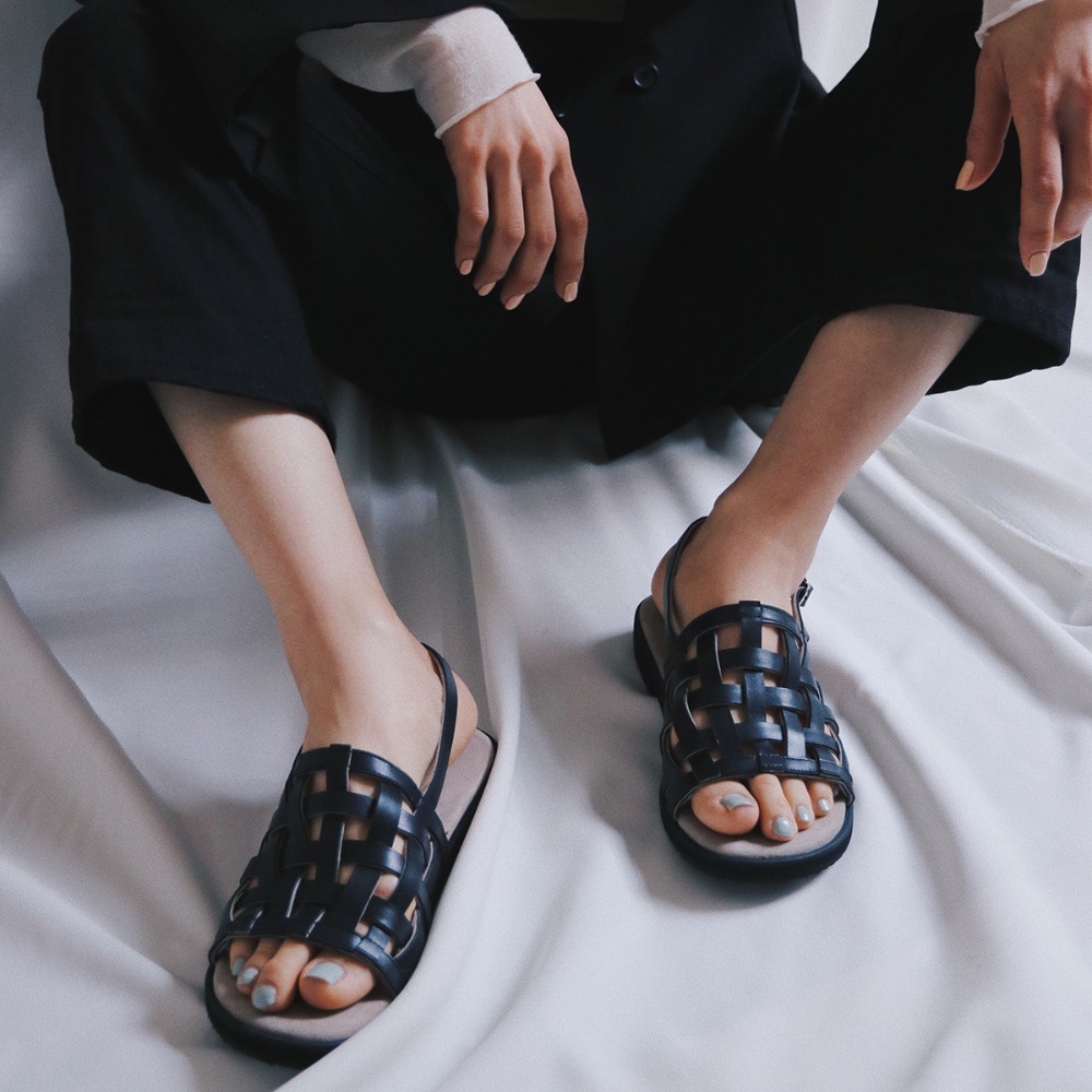 라이크썸모어 리니아 샌들 Linea Sandals｜블랙